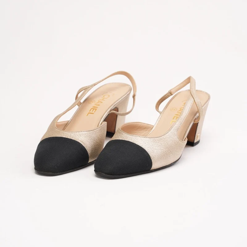 Chanel Slingback-Pumps mit laminiertem Ripsband, Kappe aus Cap-Toe und CC-Logo, Größe 37.5, Metallic-Gold und Schwarz