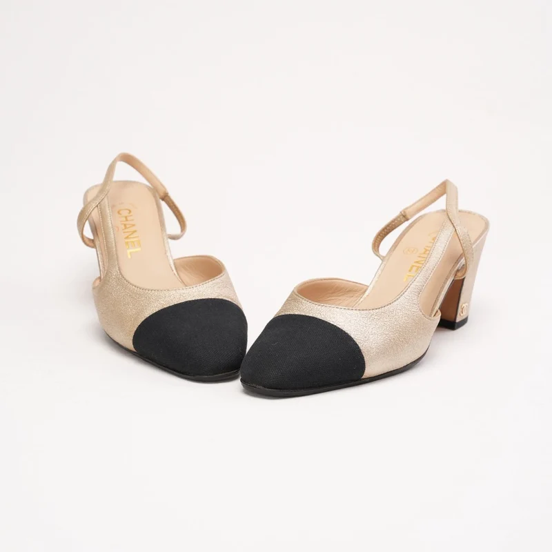 Chanel Slingback-Pumps mit laminiertem Ripsband, Kappe aus Cap-Toe und CC-Logo, Größe 37.5, Metallic-Gold und Schwarz