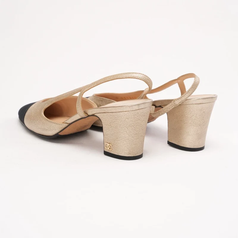 Chanel Slingback-Pumps mit laminiertem Ripsband, Kappe aus Cap-Toe und CC-Logo, Größe 37.5, Metallic-Gold und Schwarz