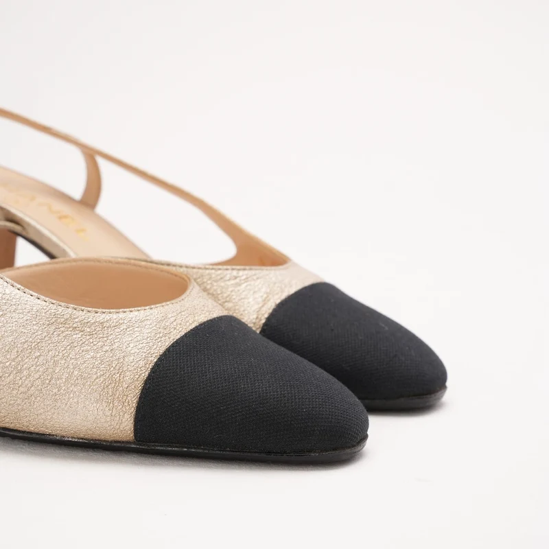 Chanel Slingback-Pumps mit laminiertem Ripsband, Kappe aus Cap-Toe und CC-Logo, Größe 37.5, Metallic-Gold und Schwarz