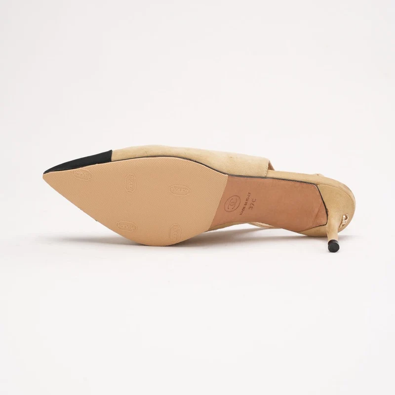 Chanel Ripsband-Pumps mit spitzer Zehenkappe und CC-Logo, Beige und Schwarz, Größe 37