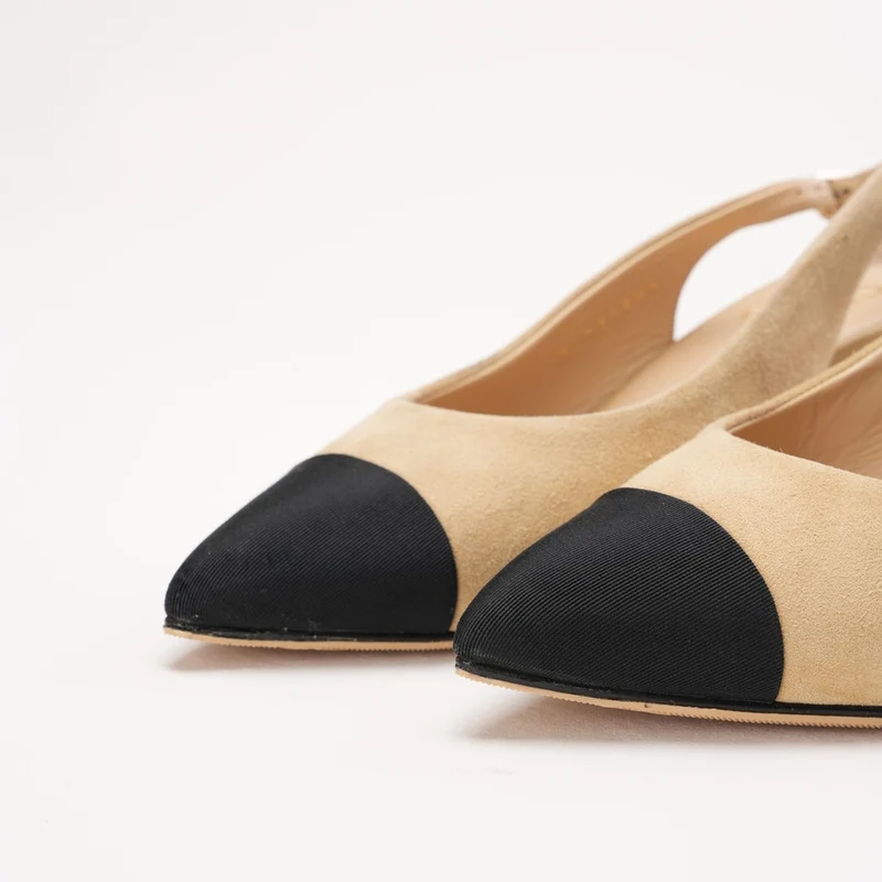 Chanel Ripsband-Pumps mit spitzer Zehenkappe und CC-Logo, Beige und Schwarz, Größe 37