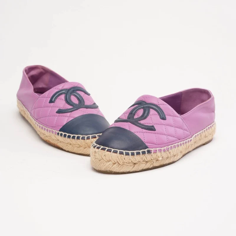 Chanel Espadrilles aus Leder mit CC-Logo und Zehenkappe, lila/marineblau, Größe 35