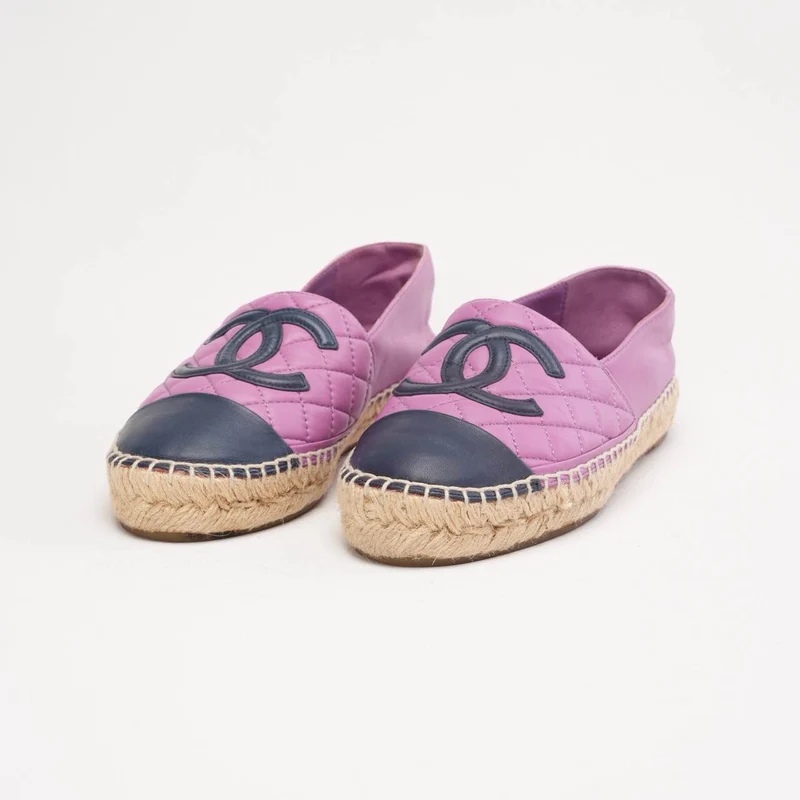 Chanel Espadrilles aus Leder mit CC-Logo und Zehenkappe, lila/marineblau, Größe 35
