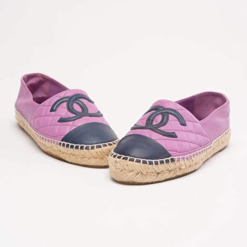 Chanel Espadrilles aus Leder mit CC-Logo und Zehenkappe, lila/marineblau, Größe 35