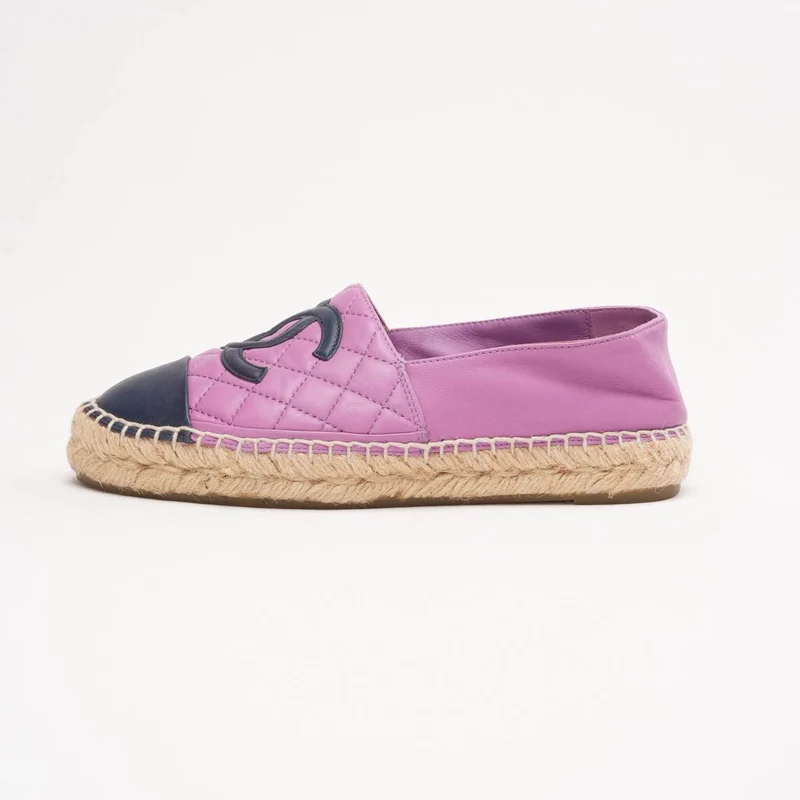 Chanel Espadrilles aus Leder mit CC-Logo und Zehenkappe, lila/marineblau, Größe 35