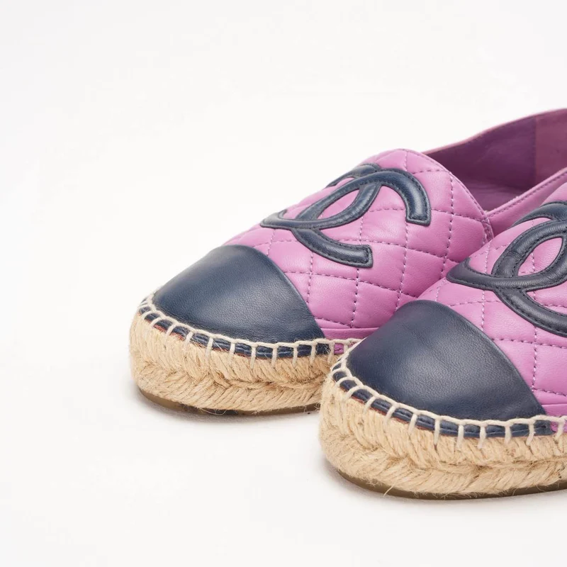 Chanel Espadrilles aus Leder mit CC-Logo und Zehenkappe, lila/marineblau, Größe 35