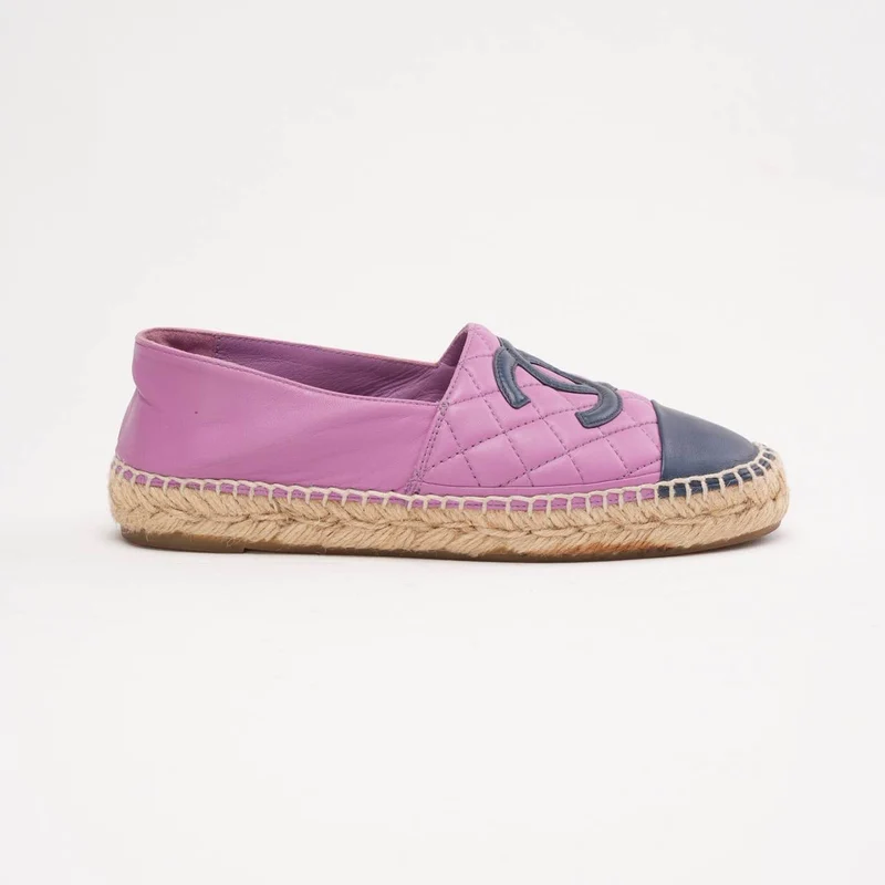 Chanel Espadrilles aus Leder mit CC-Logo und Zehenkappe, lila/marineblau, Größe 35
