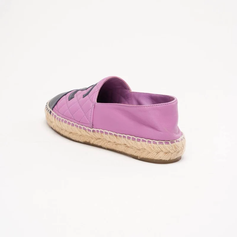 Chanel Espadrilles aus Leder mit CC-Logo und Zehenkappe, lila/marineblau, Größe 35