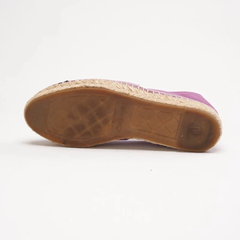 Chanel Espadrilles aus Leder mit CC-Logo und Zehenkappe, lila/marineblau, Größe 35