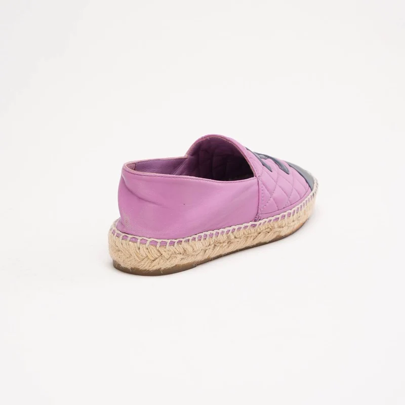 Chanel Espadrilles aus Leder mit CC-Logo und Zehenkappe, lila/marineblau, Größe 35