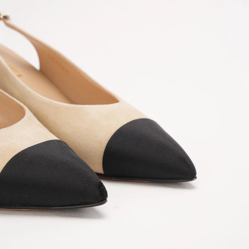 Chanel Ripsband-Pumps mit spitzer Zehenkappe und CC-Logo, Beige/Schwarz, Größe 38