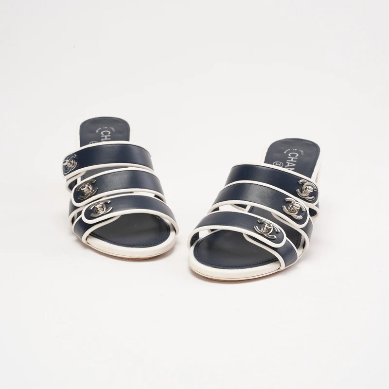 Chanel CC Turnlock Sandalen mit zweifarbigem Blockabsatz, Größe 38.5
