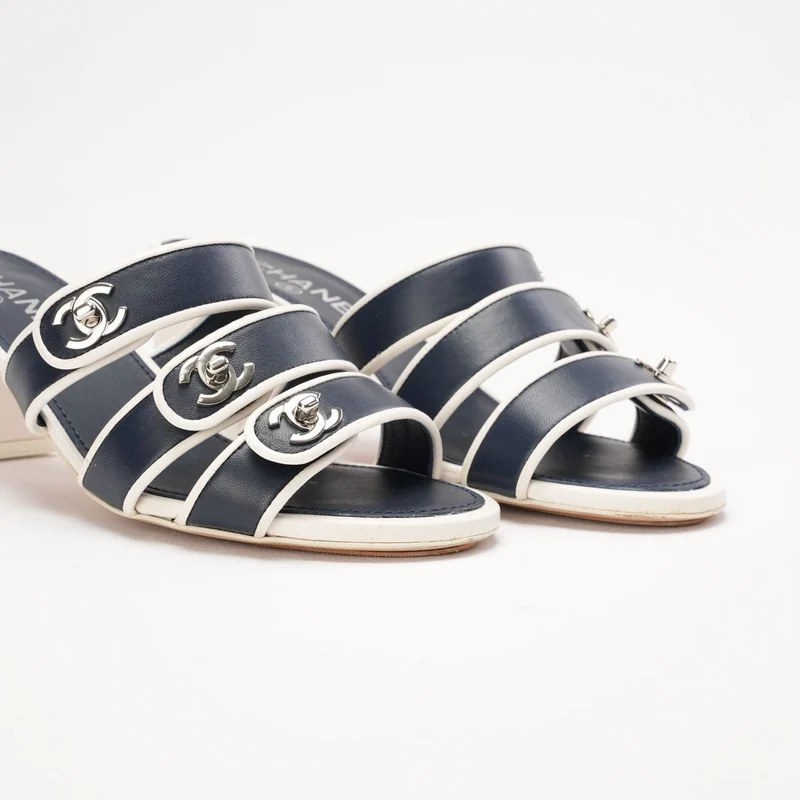Chanel CC Turnlock Sandalen mit zweifarbigem Blockabsatz, Größe 38.5