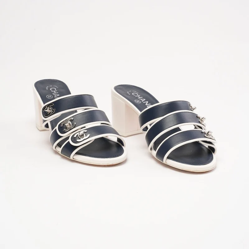 Chanel CC Turnlock Sandalen mit zweifarbigem Blockabsatz, Größe 38.5