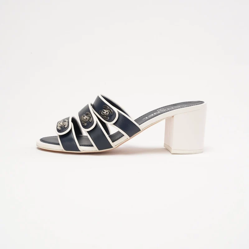 Chanel CC Turnlock Sandalen mit zweifarbigem Blockabsatz, Größe 38.5