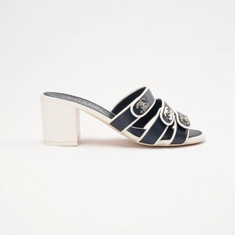 Chanel CC Turnlock Sandalen mit zweifarbigem Blockabsatz, Größe 38.5