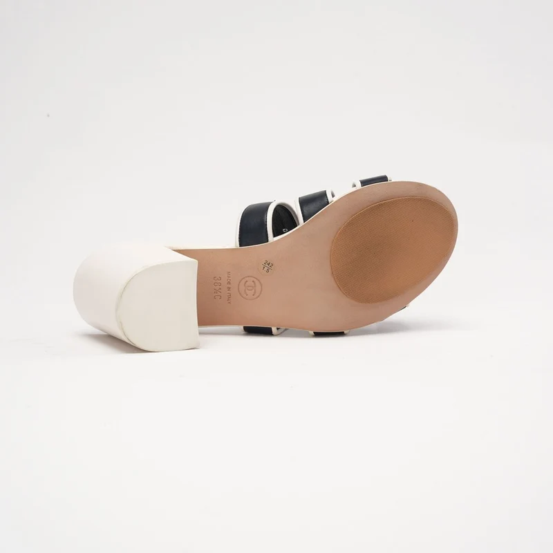 Chanel CC Turnlock Sandalen mit zweifarbigem Blockabsatz, Größe 38.5