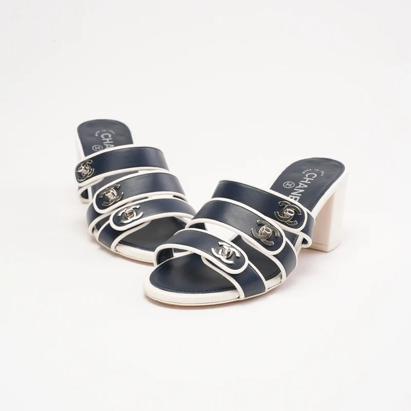 Chanel CC Turnlock Sandalen mit zweifarbigem Blockabsatz, Größe 38.5