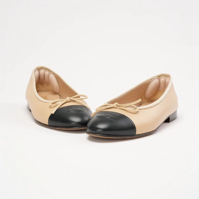 Chanel Beige/Schwarz CC Cap Toe Ballerinas Größe 39