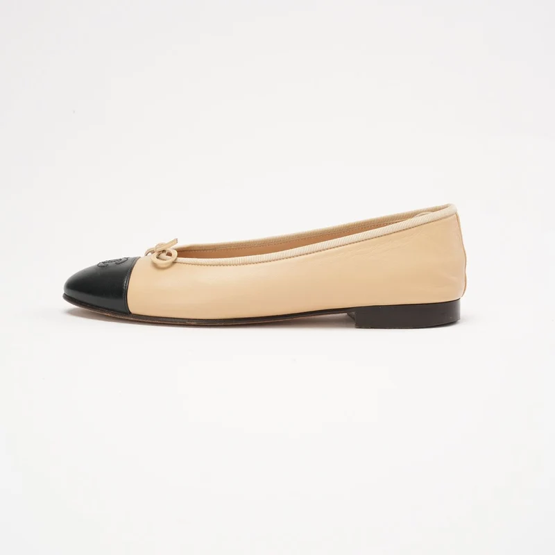 Chanel Beige/Schwarz CC Cap Toe Ballerinas Größe 39