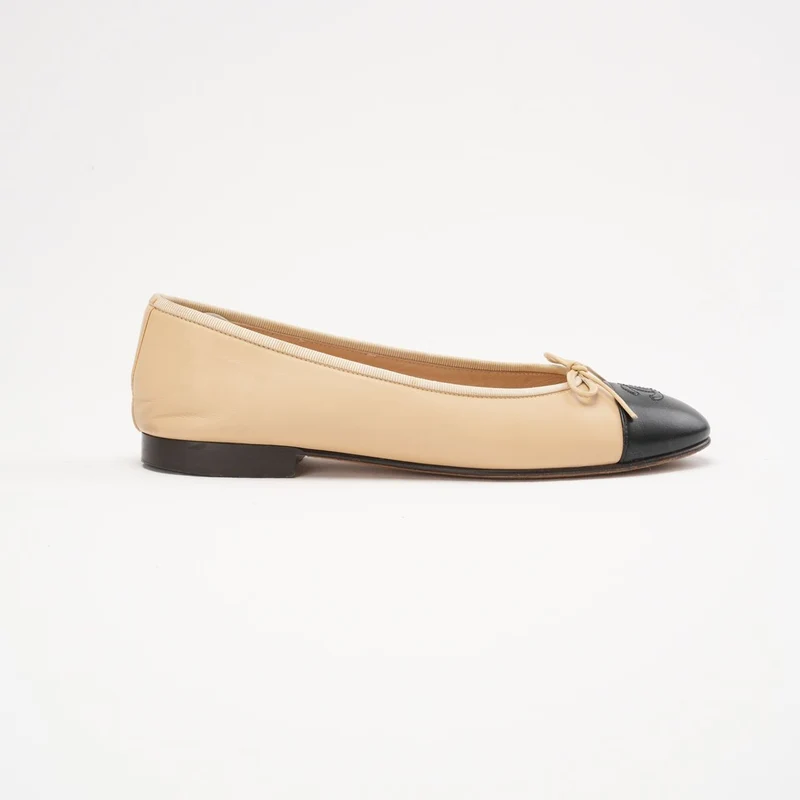 Chanel Beige/Schwarz CC Cap Toe Ballerinas Größe 39