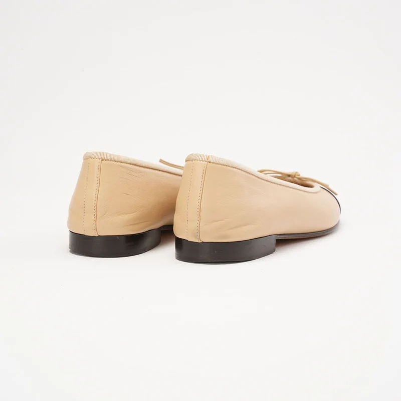 Chanel Beige/Schwarz CC Cap Toe Ballerinas Größe 39