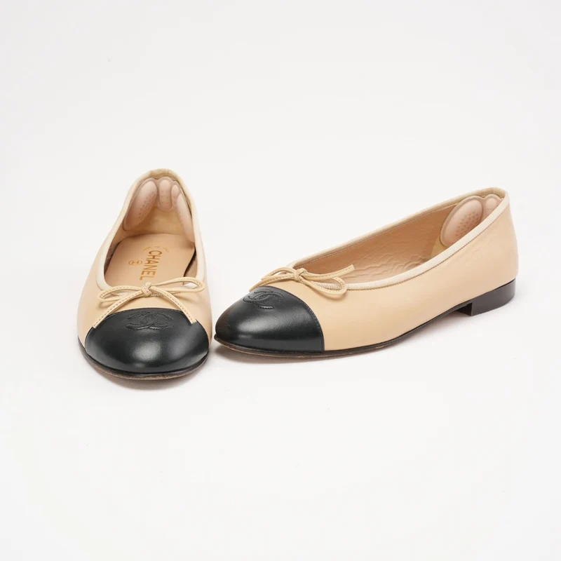 Chanel Beige/Schwarz CC Cap Toe Ballerinas Größe 39