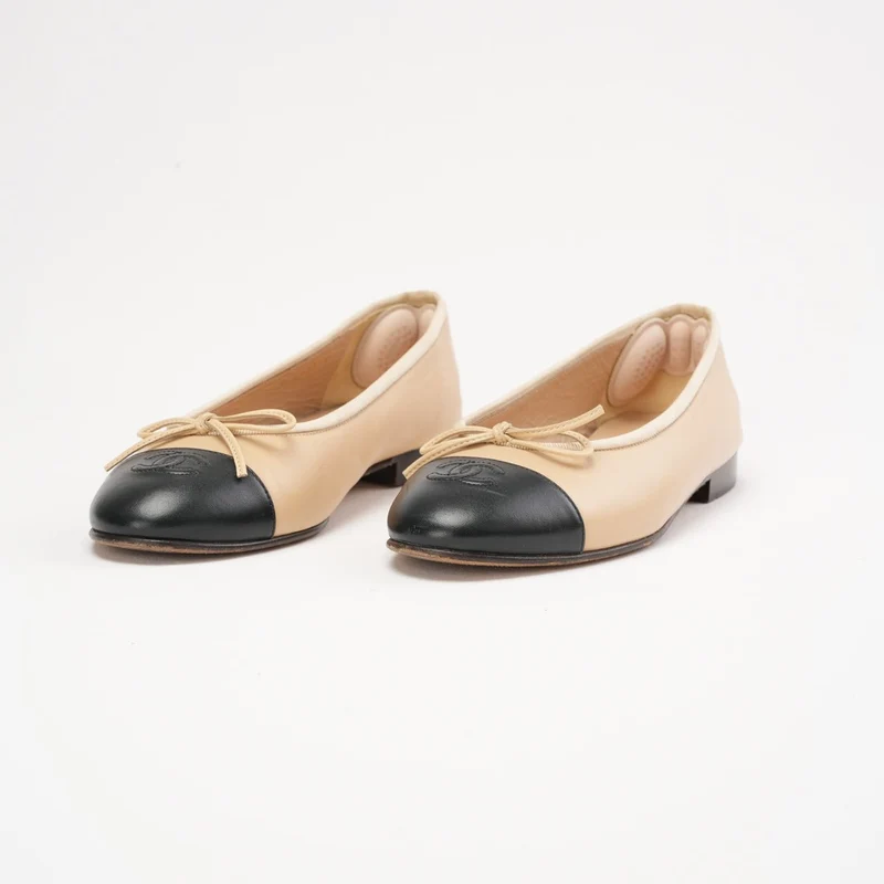 Chanel Beige/Schwarz CC Cap Toe Ballerinas Größe 39
