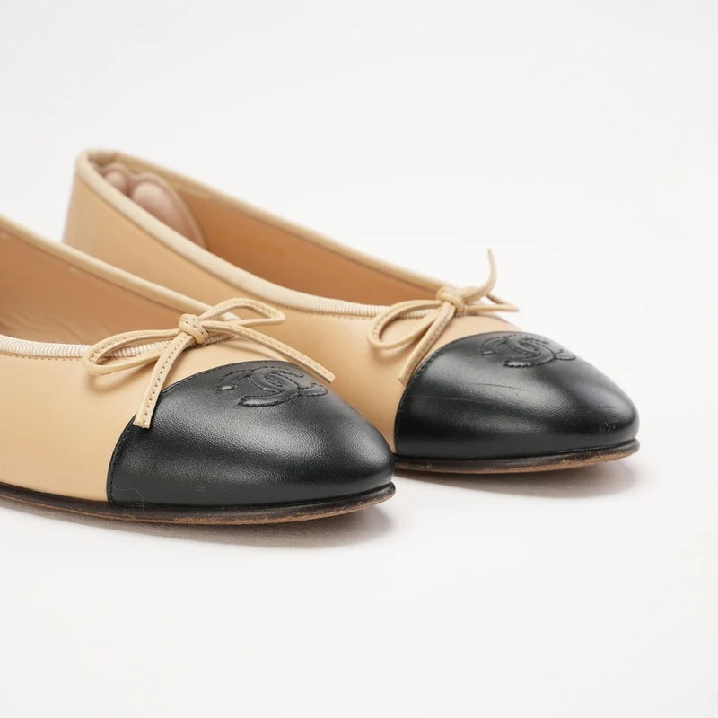 Chanel Beige/Schwarz CC Cap Toe Ballerinas Größe 39