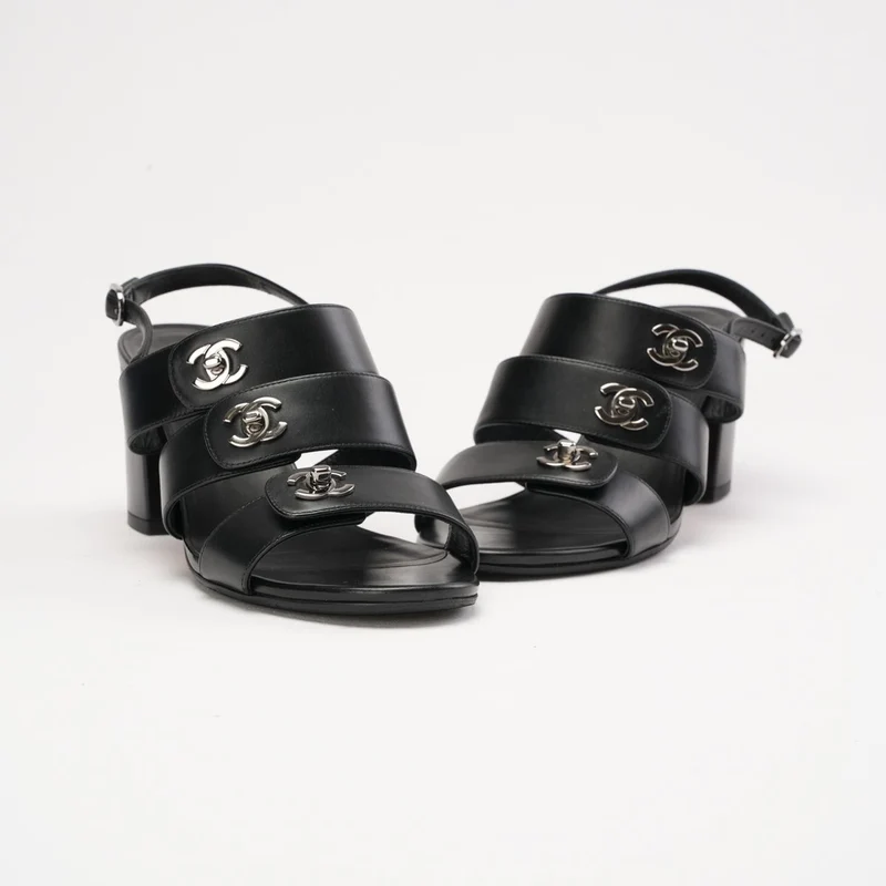 Chanel Sandalen aus schwarzem Lammleder mit CC-Drehverschluss, Größe 38