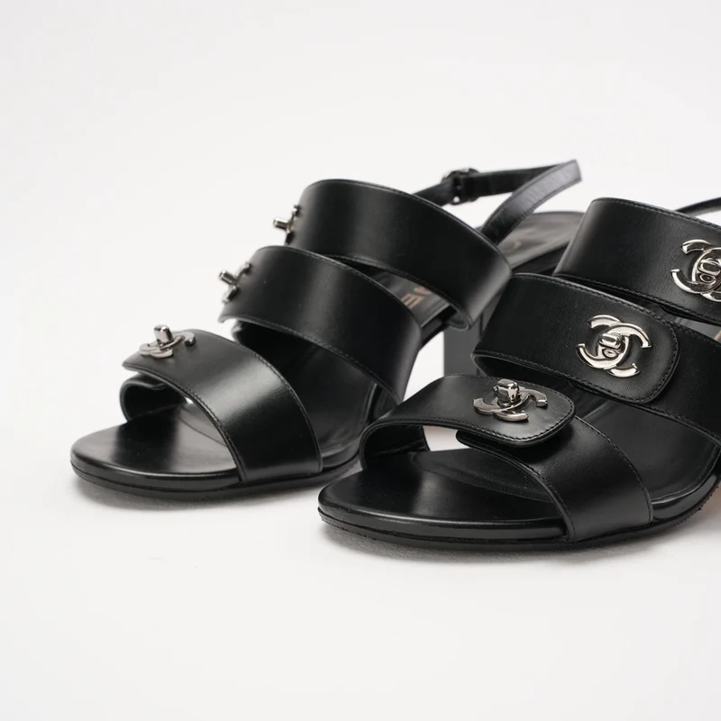 Chanel Sandalen aus schwarzem Lammleder mit CC-Drehverschluss, Größe 38