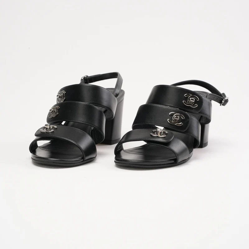Chanel Sandalen aus schwarzem Lammleder mit CC-Drehverschluss, Größe 38