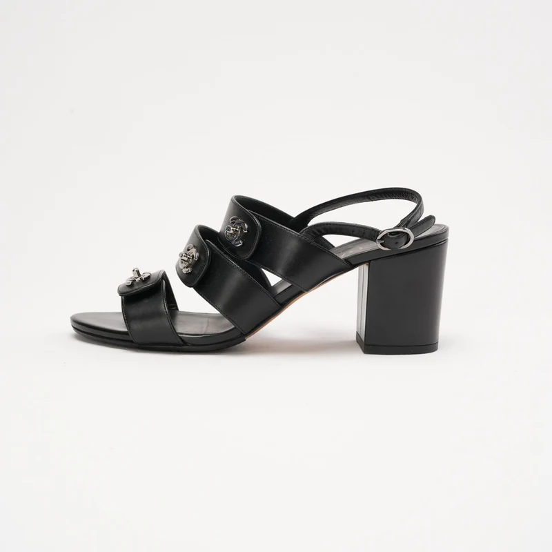 Chanel Sandalen aus schwarzem Lammleder mit CC-Drehverschluss, Größe 38