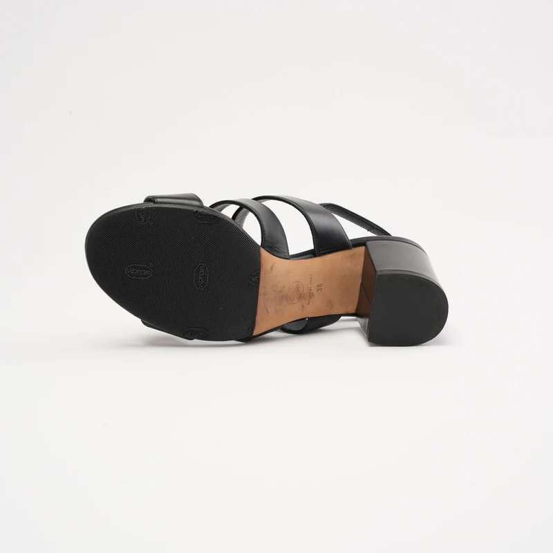Chanel Sandalen aus schwarzem Lammleder mit CC-Drehverschluss, Größe 38