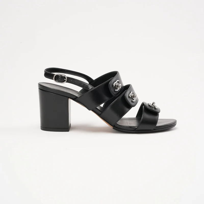 Chanel Sandalen aus schwarzem Lammleder mit CC-Drehverschluss, Größe 38