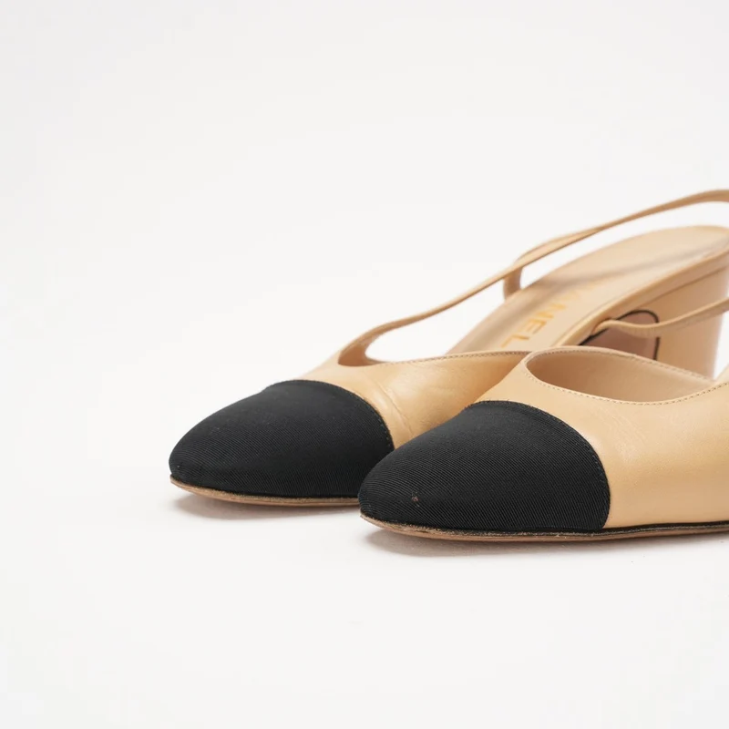 Chanel Slingback-Pumps mit schwarzer Kappe und CC-Logo, Größe 37.5