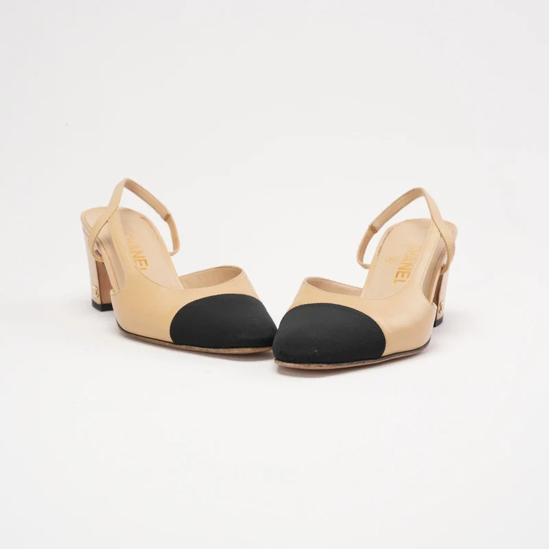 Chanel Slingback-Pumps aus beigefarbenem/schwarzem Lammleder mit Kappe und CC-Logo, Größe 38