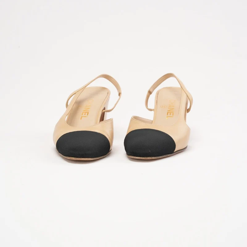 Chanel Slingback-Pumps aus beigefarbenem/schwarzem Lammleder mit Kappe und CC-Logo, Größe 38