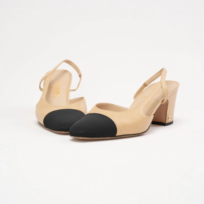 Chanel Slingback-Pumps aus beigefarbenem/schwarzem Lammleder mit Kappe und CC-Logo, Größe 38