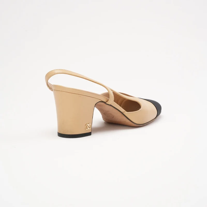 Chanel Slingback-Pumps aus beigefarbenem/schwarzem Lammleder mit Kappe und CC-Logo, Größe 38