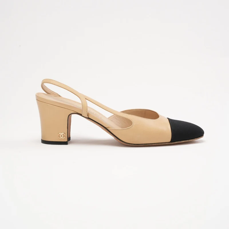 Chanel Slingback-Pumps aus beigefarbenem/schwarzem Lammleder mit Kappe und CC-Logo, Größe 38