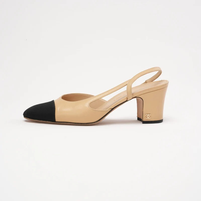 Chanel Slingback-Pumps aus beigefarbenem/schwarzem Lammleder mit Kappe und CC-Logo, Größe 38