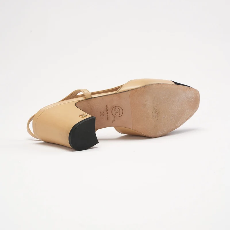 Chanel Slingback-Pumps aus beigefarbenem/schwarzem Lammleder mit Kappe und CC-Logo, Größe 38