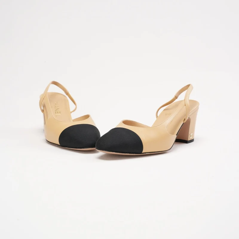Chanel Slingback-Pumps aus beigefarbenem/schwarzem Lammleder mit Kappe und CC-Logo, Größe 38.5