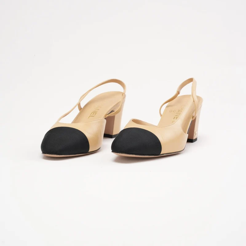 Chanel Slingback-Pumps aus beigefarbenem/schwarzem Lammleder mit Kappe und CC-Logo, Größe 38.5