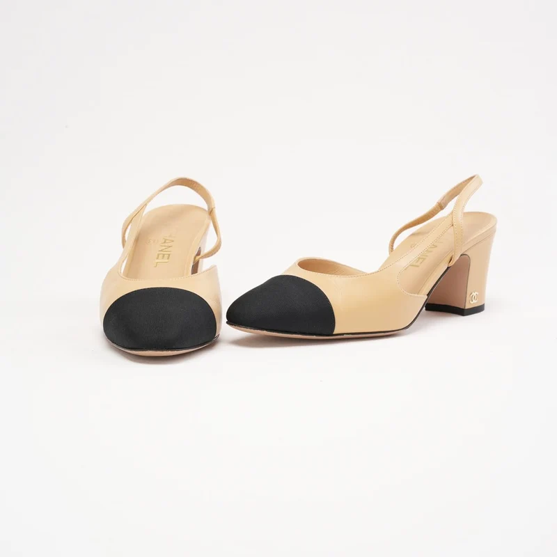 Chanel Slingback-Pumps aus beigefarbenem/schwarzem Lammleder mit Kappe und CC-Logo, Größe 38.5