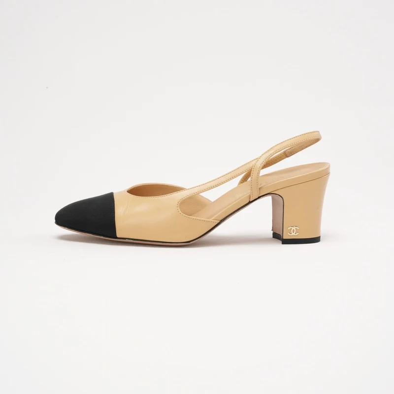 Chanel Slingback-Pumps aus beigefarbenem/schwarzem Lammleder mit Kappe und CC-Logo, Größe 38.5