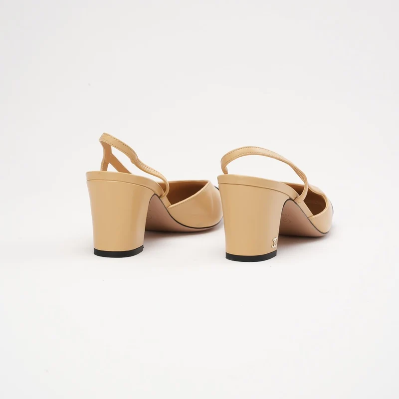 Chanel Slingback-Pumps aus beigefarbenem/schwarzem Lammleder mit Kappe und CC-Logo, Größe 38.5
