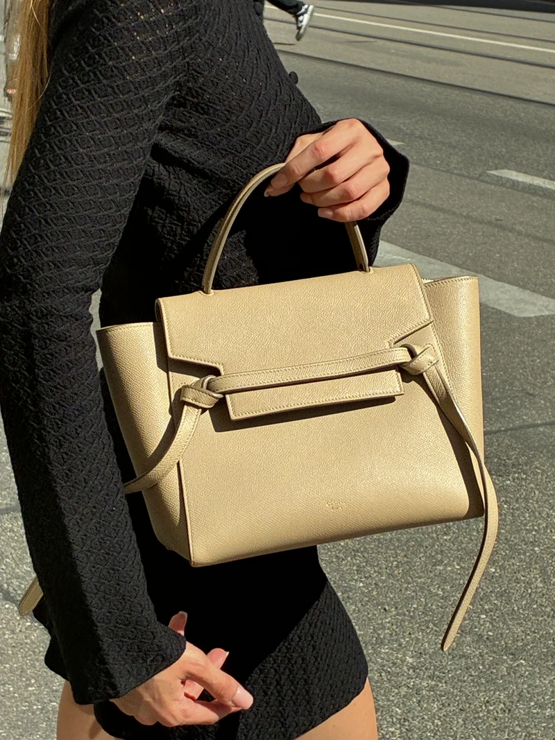Celine Mini Belt Bag aus helltaupefarbenem genarbtem Kalbsleder